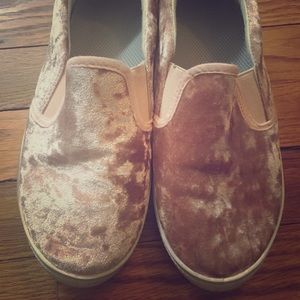 Crushed Velvet Pink Slip-On’s 🌸